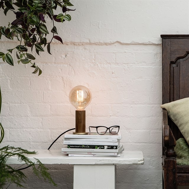 Tala Touch bordlampe i Valnød og Tala Elva LED Pære
